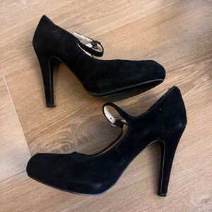 ❌SOLD❌ Guess Black Suede heels size 7